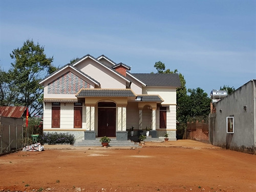 Một ngôi biệt thự xây nên nhờ cây tiêu. Một ngôi biệt thự xây nên nhờ cây tiêu.