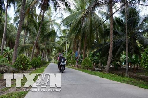 Đường liên ấp, liên xã tại xã Châu Bình (huyện Giồng Trôm), xã nông thôn mới đầu tiên của tỉnh Bến Tre. Ảnh: Hưng Thịnh - TTXVN Đường liên ấp, liên xã tại xã Châu Bình (huyện Giồng Trôm), xã nông thôn mới đầu tiên của tỉnh Bến Tre. Ảnh: Hưng Thịnh - TTXVN