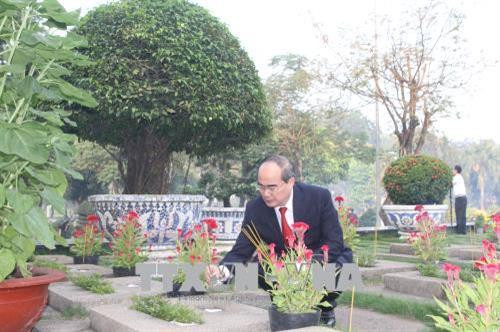 Bí thư Thành ủy Nguyễn Thiện Nhân thắp hương tại mộ các Anh hùng liệt sỹ. Ảnh: Thành Chung – TTXVN