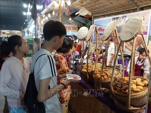 Khách thập phương vẫn tấp nập tại các gian hàng trong đêm cuối lễ hội. Ảnh: Ánh Tuyết - TTXVN