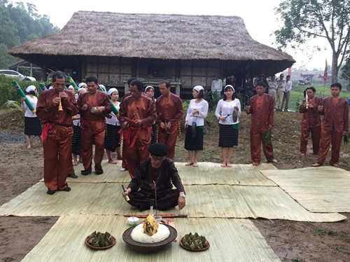 Lễ cúng của đồng bào Thổ. Lễ cúng của đồng bào Thổ.