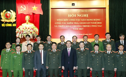 Chủ tịch nước Trần Đại Quang chụp ảnh chung với các đại biểu dự Hội nghị. Ảnh: Nhan Sáng-TTXVN