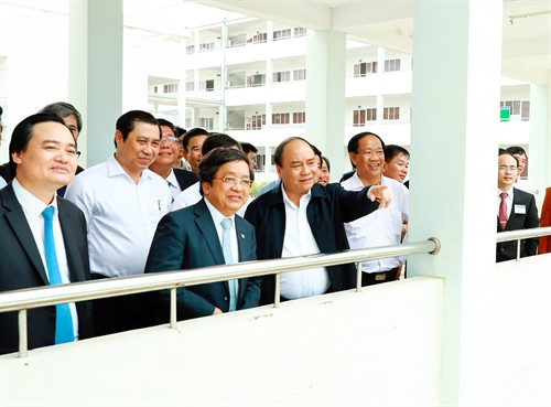 Thủ tướng Nguyễn Xuân Phúc thăm Trường Cao đẳng Công nghệ thông tin thuộc Đại học Đà Nẵng. Ảnh: Thống Nhất – TTXVN