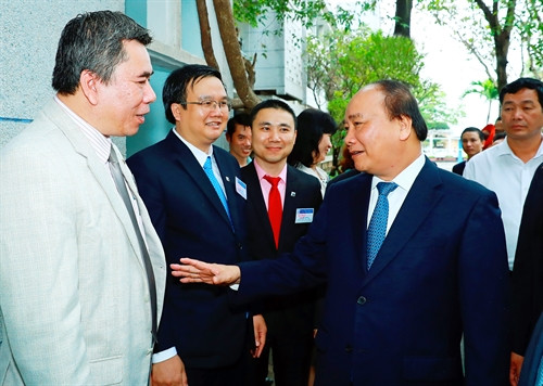 Thủ tướng Nguyễn Xuân Phúc với cán bộ và giáo viên Trường Đại học Bách khoa thuộc Đại học Đà Nẵng. Ảnh: Thống Nhất – TTXVN