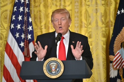 Trong ảnh (tư liệu): Tổng thống Mỹ Donald Trump phát biểu tại cuộc họp báo ở Washington, DC ngày 16/2. AFP/TTXVN