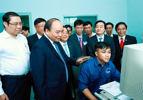 Thủ tướng Nguyễn Xuân Phúc thăm xưởng thực hành cơ khí của trường Đại học Bách khoa thuộc trường Đại học Đà Nẵng. Ảnh: Thống Nhất – TTXVN
