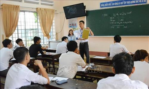 Các thí sinh chứng kiến đề thi còn niêm phong tại điểm thi Trường Trung học Phổ thông Lê Quý Đôn (Đắk Lắk) tại kỳ thi năm 2018. Ảnh: Tuấn Anh - TTXVN Các thí sinh chứng kiến đề thi còn niêm phong tại điểm thi Trường Trung học Phổ thông Lê Quý Đôn (Đắk Lắk) tại kỳ thi năm 2018. Ảnh: Tuấn Anh - TTXVN