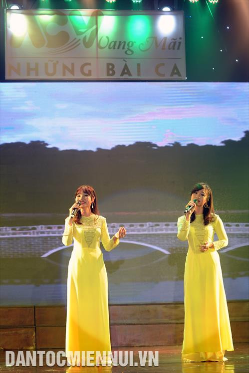 Tiết mục song ca nữ "Đất biển Kiên Giang" đến từ Cảng Hàng không Rạch Giá. Ảnh: An Hiếu Tiết mục tốp ca "Việt Nam ơi" đến từ Cảng Hàng không Phú Quốc. Ảnh: An Hiếu