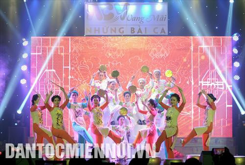 Tốp ca nam với tiết mục Mùa xuân DK đến từ Cảng hàng không Côn Đảo. Ảnh: An Hiếu Các tiết mục ca múa đến từ Công ty cổ phần phục vụ mặt đất Sài Gòn. Ảnh: An Hiếu