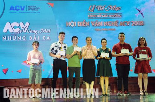 Ban tổ chức trao giải nhất cho các cá nhân, tập thể đạt thành tích cao ở các thể loại. Ảnh: An Hiếu