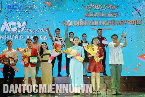 Ban tổ chức trao giải nhất toàn đoàn cho đại diện Cảng Hàng không Quốc tế Tân Sơn Nhất, Công ty cổ phần dịch vụ Hàng không sân bay Tân Sơn Nhất (SASCO). Ảnh: An Hiếu