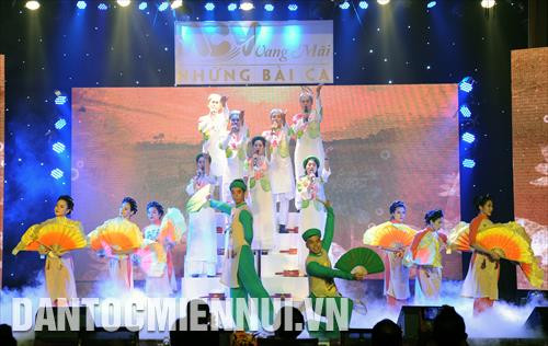 Tốp ca nam với tiết mục Mùa xuân DK đến từ Cảng hàng không Côn Đảo. Ảnh: An Hiếu Các tiết mục ca múa đến từ Công ty cổ phần phục vụ mặt đất Sài Gòn. Ảnh: An Hiếu