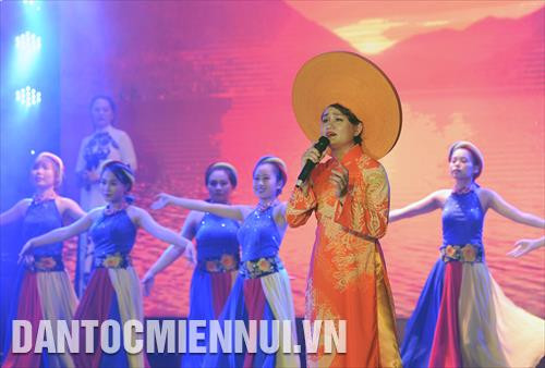 Các tiết mục văn nghệ đến từ Công ty cổ phần vận tải hàng không Miền Nam. Ảnh: An Hiếu