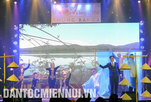 Các tiết mục văn nghệ của Cảng hàng không Cà Mau tại hội diễn. Ảnh: An Hiếu