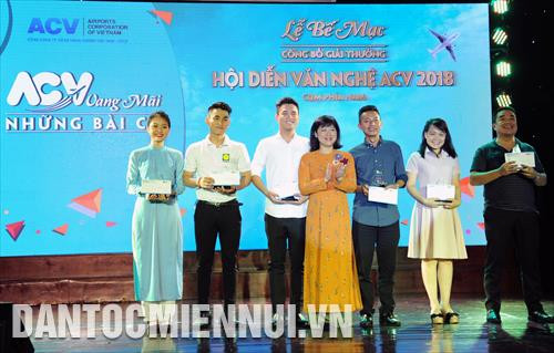 Ban tổ chức trao giải nhì cho các cá nhân, tập thể đạt thành tích cao ở các thể loại. Ảnh: An Hiếu