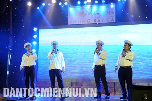 Tốp ca nam với tiết mục Mùa xuân DK đến từ Cảng hàng không Côn Đảo. Ảnh: An Hiếu Các tiết mục ca múa đến từ Công ty cổ phần phục vụ mặt đất Sài Gòn. Ảnh: An Hiếu