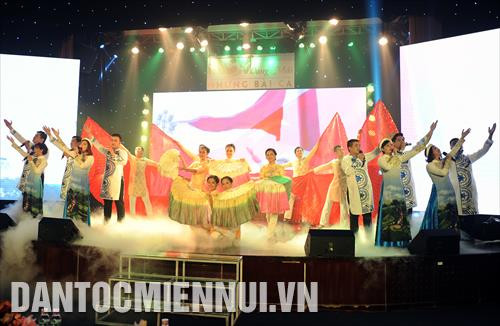 Các tiết mục đơn ca, tốp ca đến từ Cảng Hàng không Quốc tế Tân Sơn Nhất. Ảnh: An Hiếu