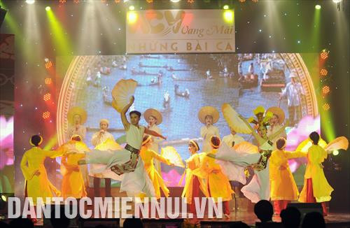 Các tiết mục văn nghệ đến từ Công ty cổ phần vận tải hàng không Miền Nam. Ảnh: An Hiếu