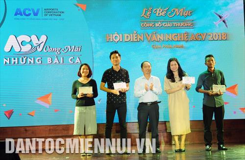 Ban tổ chức trao giải ba cho các cá nhân, tập thể đạt thành tích ở các thể loại . Ảnh: An Hiếu