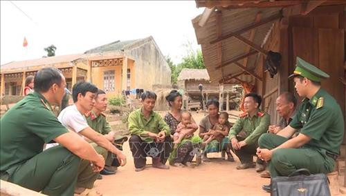 Cán bộ Công an huyện Sốp Cộp và Bộ đội Biên phòng Mường Lạn tuyên truyền cho người dân hiểu về các chủ trương, đường lối, chính sách của Đảng, pháp luật của Nhà nước. Ảnh: Nguyễn Cường - TTXVN Cán bộ Công an huyện Sốp Cộp và Bộ đội Biên phòng Mường Lạn tuyên truyền cho người dân hiểu về các chủ trương, đường lối, chính sách của Đảng, pháp luật của Nhà nước. Ảnh: Nguyễn Cường - TTXVN