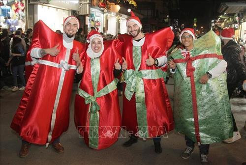 Trẻ em vui chơi mừng đón lễ Giáng sinh tại Singapore. Ảnh: THX/TTXVN Người dân tham gia cuộc thi chạy Ông già Noel tại Vilnius, Litsva. Ảnh: THX/TTXVN Hát mừng lễ Giáng Sinh tại Nhà thờ Frankfurt, Đức. Ảnh: THX/TTXVN Thợ lặn trong trang phục Ông già Noel chào đón du khách tới Công viên Thủy cung ở Manila, Philippines trong dịp lễ Giáng Sinh. Ảnh: THX/TTXVN Thắp sáng cây thông Noel tại Yangon, Myanmar. Ảnh: THX/TTXVN Thắp sáng cây thông Noel chào đón Giáng Sinh và Năm Mới tại quảng trường ở Yerevan, Armenia. Ảnh: THX/TTXVN Hàng trăm người trong trang phục ông già Noel tham gia lễ hội SantaCon chào đón Giáng Sinh ở New York, Mỹ. Ảnh: THX/TTXVN Một gia đình mua sắm chuẩn bị lễ Giáng Sinh tại Houston, Mỹ. Ảnh: THX/TTXVN Người dân Tây Ban Nha mừng đón Giáng Sinh tại quảng trường Landmark Puerta del Sol ở Madrid. Ảnh: THX/TTXVN Trẻ em vui chơi tại công viên tuyết nhân tạo trong dịp lễ Giáng Sinh ở tỉnh Banten, Indonesia. Ảnh: THX/TTXVN Trang trí chuẩn bị cho lễ Giáng Sinh tại thủ đô Baghdad, Iraq. Ảnh: THX/TTXVN Mua sắm chuẩn bị cho lễ Giáng Sinh tại thủ đô Baghdad, Iraq. Ảnh: THX/TTXVN Người dân Malaysia tham quan triển lãm "Disney- Giấc mơ Giáng sinh" tại thủ đô Kuala Lumpur. Ảnh: THX/TTXVN Người dân mua sắm chuẩn bị cho Lễ Giáng Sinh tại Bangalore, Ấn Độ. Ảnh: THX/TTXVN Thắp sáng cây thông Noel khổng lồ tại Quảng trường Azneft ở Baku, Azerbaijan. Ảnh: THX/TTXVN Trẻ em Hàn Quốc vui chơi mừng đón lễ Giáng Sinh tại làng Ông già Noel ở Gyeongsangbuk-do. Ảnh: THX/TTXVN Các loại bánh cho Lễ Giáng sinh được bày bán tại Làng Ông già Noel ở Gyeongsangbuk-do, Hàn Quốc. Ảnh: THX/TTXVN Người dân Hàn Quốc chào đón Giáng Sinh tại làng Ông già Noel ở Gyeongsangbuk-do. Ảnh: THX/TTXVN Người dân Syria mừng đón Giáng Sinh tại thủ đô Damascus. Ảnh: THX/TTXVN Trẻ em vui chơi mừng đón lễ Giáng sinh tại Singapore. Ảnh: THX/TTXVN Người dân tham gia cuộc thi chạy Ông già Noel tại Vilnius, Litsva. Ảnh: THX/TTXVN Hát mừng lễ Giáng Sinh tại Nhà thờ Frankfurt, Đức. Ảnh: THX/TTXVN Thợ lặn trong trang phục Ông già Noel chào đón du khách tới Công viên Thủy cung ở Manila, Philippines trong dịp lễ Giáng Sinh. Ảnh: THX/TTXVN Thắp sáng cây thông Noel tại Yangon, Myanmar. Ảnh: THX/TTXVN Thắp sáng cây thông Noel chào đón Giáng Sinh và Năm Mới tại quảng trường ở Yerevan, Armenia. Ảnh: THX/TTXVN Hàng trăm người trong trang phục ông già Noel tham gia lễ hội SantaCon chào đón Giáng Sinh ở New York, Mỹ. Ảnh: THX/TTXVN Một gia đình mua sắm chuẩn bị lễ Giáng Sinh tại Houston, Mỹ. Ảnh: THX/TTXVN Người dân Tây Ban Nha mừng đón Giáng Sinh tại quảng trường Landmark Puerta del Sol ở Madrid. Ảnh: THX/TTXVN Trẻ em vui chơi tại công viên tuyết nhân tạo trong dịp lễ Giáng Sinh ở tỉnh Banten, Indonesia. Ảnh: THX/TTXVN Trang trí chuẩn bị cho lễ Giáng Sinh tại thủ đô Baghdad, Iraq. Ảnh: THX/TTXVN Mua sắm chuẩn bị cho lễ Giáng Sinh tại thủ đô Baghdad, Iraq. Ảnh: THX/TTXVN Người dân Malaysia tham quan triển lãm "Disney- Giấc mơ Giáng sinh" tại thủ đô Kuala Lumpur. Ảnh: THX/TTXVN Người dân mua sắm chuẩn bị cho Lễ Giáng Sinh tại Bangalore, Ấn Độ. Ảnh: THX/TTXVN Thắp sáng cây thông Noel khổng lồ tại Quảng trường Azneft ở Baku, Azerbaijan. Ảnh: THX/TTXVN Trẻ em Hàn Quốc vui chơi mừng đón lễ Giáng Sinh tại làng Ông già Noel ở Gyeongsangbuk-do. Ảnh: THX/TTXVN Các loại bánh cho Lễ Giáng sinh được bày bán tại Làng Ông già Noel ở Gyeongsangbuk-do, Hàn Quốc. Ảnh: THX/TTXVN Người dân Hàn Quốc chào đón Giáng Sinh tại làng Ông già Noel ở Gyeongsangbuk-do. Ảnh: THX/TTXVN Người dân Syria mừng đón Giáng Sinh tại thủ đô Damascus. Ảnh: THX/TTXVN