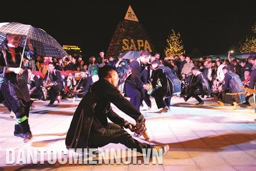 Trong khuôn khổ Lễ hội mùa Thu "Sức hút đại ngàn" năm 2018, Ủy ban Nhân dân huyện Bát Xát phối hợp với Chi hội nghệ sĩ nhiếp ảnh Lào Cai tổ chức Triển lãm ảnh "Vàng trên Y Tý". Ảnh: Cao Hương Trong khuôn khổ Lễ hội, 113 vận động viên đã tham gia Giải leo núi chinh phục đỉnh Lảo Thẩn lần thứ 2 - năm 2018. Ảnh: Cao Hương Đông đảo đồng bào dân tộc và khách du lịch đã tham dự Lễ hội mùa Thu Sa Pa năm 2018. Ảnh: Cao Hương Tái hiện lễ cưới của người Dao đỏ trong đêm khai mạc Lễ hội mùa Thu. Ảnh: Cao Hương Du khách tham quan làng nghề chạm bạc tại thôn Séo Pờ Hồ ở xã Mường Hum, huyện Bát Xát. Ảnh: Cao Hương Lễ hội mùa Thu được tổ chức nằm trong chuỗi sự kiện Lễ hội bốn mùa Xuân, Hạ, Thu, Đông, nhằm phát huy những giá trị văn hóa truyền thống, đậm đà bản sắc của các dân tộc sinh sống dưới chân núi Hoàng Liên. Ảnh: Cao Hương Du khách trải nghiệm mùa vàng ở xã Lao Chải, huyện Sa Pa. Ảnh: Cao Hương