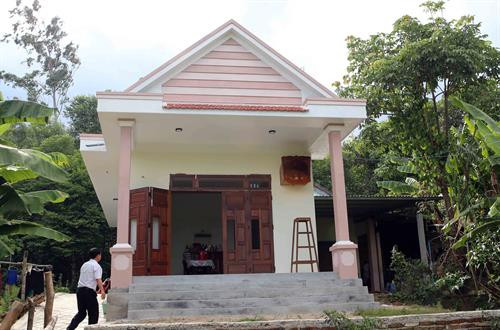 Ngôi nhà mới của bà Nguyễn Thị Bốn, Mẹ VNAH vừa được hỗ trợ xây mới hoàn thành bàn giao nhân dịp kỷ niệm 70 năm Ngày Thương binh - Liệt sĩ tại huyện Điện Bàn (Quảng Nam). Ảnh: Trần Lê Lâm - TTXVN Ngôi nhà mới của bà Nguyễn Thị Bốn, Mẹ VNAH vừa được hỗ trợ xây mới hoàn thành bàn giao nhân dịp kỷ niệm 70 năm Ngày Thương binh - Liệt sĩ tại huyện Điện Bàn (Quảng Nam). Ảnh: Trần Lê Lâm - TTXVN