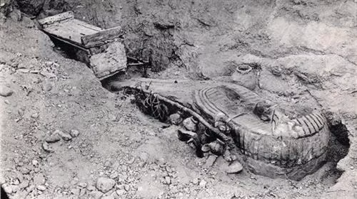 Nguyên nhân cái chết của Vua Tutankhamun: Vua Tutankhamun là một trong những vị pharaoh nổi tiếng của Ai Cập dù qua đời khi còn trẻ. Theo ảnh chụp X-quang và chụp cắt lớp CT xác ướp, nhà vua bị thương khá nặng ở xương sườn và bị gãy một chân. Điều này dẫn tới kết luận rằng nhà vua chết do bị một xe ngựa đâm phải. Ảnh: MomJunction. Tuy nhiên, nhiều giả thuyết khác đã được đưa ra. Nguyên nhân cái chết của Vua Tutankhamun có thể là từ một cú đá của ngựa kéo xe, hay thậm chí từ một vụ tấn công của hà mã. Một số xương sườn của nhà vua đã biến mất, có thể là do vụ tai nạn, cũng có thể là do bị bọn trộm mộ cắt bỏ để lấy đá quý trong lồng ngực. Ảnh: The Independent. Một giả thuyết thú vị khác của giáo sư Albert Zink dựa trên hơn 2.000 bản quét máy tính và kiểm tra ADN của dòng họ Tutankhamun cho thấy tai nạn xe ngựa là điều khó có thể xảy ra. Lý do là nhà vua bị khoèo chân bẩm sinh. Giáo sư cho rằng Vua Tutankhamun chết trẻ là do cơ thể yếu ớt bẩm sinh (kết quả của hôn nhân nội tộc). Bên cạnh đó, nhà vua còn mắc sốt rét. Tuy nhiên, ngay cả giáo sư Zink cũng thừa nhận ông không thể chắc chắn đó là nguyên nhân vua qua đời. Đến nay, điều này vẫn còn là một bí ẩn. Ảnh: Ancient Origins. Tên gốc của nhân sư: Suốt nhiều thế kỷ, tượng nhân sư bị chôn vùi dưới cát. Cho tới năm 1817, đầu tượng mới nhô ra khỏi cát. Nhờ nhà khảo cổ Mark Lehner, chúng ta đã biết ai dựng tượng (Pharaoh Khafre), cách xây dựng và thời gian xây dựng (ít nhất ba năm). Ngoài những điều này, tất cả về nhân sư đều còn là dấu hỏi. Ảnh: World-mysteries. Trước hết, chúng ta không biết người Ai Cập cổ gọi biểu tượng này là gì. “Sphinx” (nhân sư) là một thuật ngữ tiếng Hy Lạp chưa tồn tại vào thời Pharaoh Khafre xây dựng công trình này. Ngoài ra, ý nghĩa thực sự của nhân sư cũng chưa được làm rõ. Thần Ruti của Ai Cập cổ có hình dạng như hai con sư tử gắn liền ở lưng, bảo vệ lối vào thế giới bên kia. Điều này nghe khá giống nhân sư, nhưng bức tượng thiếu đi chiếc đầu thứ hai để có thể khẳng định giả thuyết này. Ảnh: Truth Control. Xác ướp đau khổ: Xác ướp có mồm mở ra như đang hét lên không phải điều hiếm gặp. Đây là kết quả của nghi lễ đặc biệt giúp các linh hồn ăn, uống và thở dễ dàng hơn khi qua thế giới bên kia. Tuy nhiên, xác ướp có tên "Unknown Man E" được phát hiện năm 1886 gây ấn tượng mạnh do có vẻ như đang thét lên trong đau đớn. Một số nhà nghiên cứu cho rằng người đàn ông này đã bị đầu độc hoặc chôn sống. Số khác cho rằng đây là một hoàng tử người Hittite bị giết. Ảnh: Ancient Origins. Một giả thuyết khác cho rằng đây có thể là Hoàng tử Pentewere, người bị xử tử do lên kế hoạch ám sát vua cha mình - Pharaoh Ramses III. Đó có thể là lý do vì sao xác ướp bị bọc trong da cừu - dấu hiệu cho thấy người chết đã làm điều xấu xa. Đồng thời, người này không có bia mộ, như thế anh ta không thể sang thế giới bên kia - sự trừng phạt tồi tệ nhất với người Ai Cập cổ. Não của anh ta vẫn ở trong hộp sọ, xác không được làm khô, và nhựa cây được đổ vào họng thay vì trong sọ. Tuy nhiên, đây chỉ là một giả thuyết và chưa có bằng chứng xác thực. Ảnh: Daily Mail. Số phận của Nữ hoàng Nefertiti: Ngoài Cleopatra, khó có phụ nữ Ai Cập cổ nào nổi tiếng hơn Nữ hoàng Nefertiti. Bà trị vì cạnh Pharaoh Akhenaten suốt nhiều năm trời, cho tới khi đột ngột biến mất. Sau năm 1336 trước Công nguyên, các ghi chép đều không hề nhắc tới chuyện gì đã xảy ra với bà. Chúng ta cũng chưa tìm thấy lăng mộ hay xác ướp của Nữ hoàng. Ảnh: CNN. Số buồng trong Đại kim tự tháp Giza: Đến nay, chúng ta vẫn chưa biết bên trong kỳ quan cổ đại này có những gì ngoài ba buồng chính của vua, nữ hoàng và sảnh lớn. Gần đây, các nhà khoa học đã áp dụng nhiều phương pháp tiên tiến và phát hiện ra một số buồng mới trong kim tự tháp. Ảnh: ScienceAlert. Từ năm 1993, nhiều robot nhỏ đã được đưa vào trong kim tự tháp để khám phá. Chúng đem lại những hình ảnh về các đường hầm bí ẩn chưa từng được phát hiện. Những đường hầm này quá nhỏ cho các mục đích sử dụng thông thường. Tuy nhiên, chúng cho thấy vẫn còn nhiều điều bí ẩn trong kim tự tháp hơn ta tưởng. Ảnh: History. Hải tộc: Theo bách khoa lịch sử cổ đại Ai Cập, hải tộc là nhóm cướp biển tung hoành khắp Địa Trung Hải. Một trong những mục tiêu chính của chúng là Ai Cập. Ngoài một vài dòng mô tả ngắn gọn, sử sách của Ai Cập không nhắc gì đến những kẻ xâm lăng từ biển này. Tài liệu thời Ramses II có nhắc tới hải tộc. Nhóm người này liên kết với dân Hittite nhưng cũng là lính đánh thuê của Vua Ramses. Ảnh: Pinterest. Người được chôn ở Qurna: Năm 1908, nhà Ai Cập học Flinders Petrie phát hiện ra một khu lăng mộ hoàng gia. Hai quan tài trong mộ có niên đại trước thời vua Tut khoảng 250 năm. Một xác ướp là phụ nữ và một xác ướp là trẻ em, có thể là con của người phụ nữ này. Cả hai đều đeo trang sức bằng vàng và ngà voi, thể hiện tầm quan trọng của họ. Tuy nhiên, các mô tả trong mộ về thân phận của họ đã bị hư hại nặng, chỉ biết rằng đây là nơi chôn vợ của vua. Ảnh: Artnetnews.