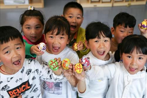 Trẻ em tại trường mầm non ở Trường Hưng, tỉnh Chiết Giang, miền đông Trung Quốc, ngày 5/5/2019. Ảnh: THX/ TTXVN Trẻ em tại trường mầm non ở Trường Hưng, tỉnh Chiết Giang, miền đông Trung Quốc, ngày 5/5/2019. Ảnh: THX/ TTXVN