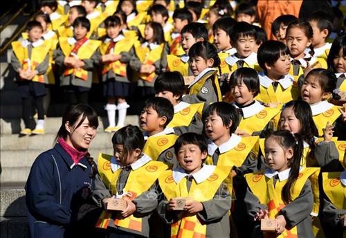 Trẻ em mầm non tham gia lễ hội ném đậu "Setsubun" tại Tokyo, Nhật Bản, ngày 3/2/2019. Ảnh: AFP/ TTXVN Trẻ em mầm non tham gia lễ hội ném đậu "Setsubun" tại Tokyo, Nhật Bản, ngày 3/2/2019. Ảnh: AFP/ TTXVN