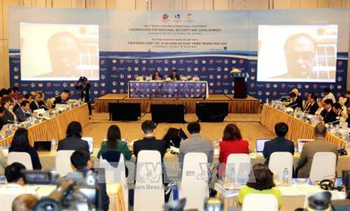 Sự kiện do Học viện Ngoại giao, Quỹ Hỗ trợ Nghiên cứu Biển Đông và Hội Luật gia Việt Nam tổ chức, với sự tham dự của gần 200 đại biểu, trong đó có gần 90 học giả quốc tế, 70 học giả Việt Nam, 20 đại diện từ 17 cơ quan đại diện nước ngoài tại Việt Nam cùng các phóng viên thuộc 35 hãng tin trong và ngoài nước. Ảnh: Thanh Vũ – TTXVN