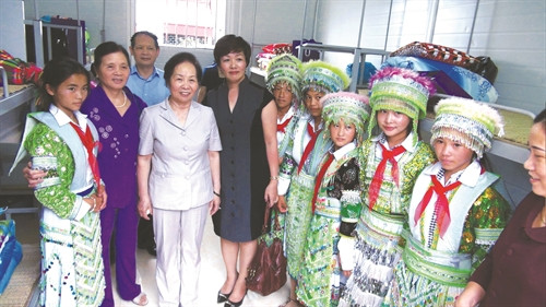 Phó Chủ tịch nước Nguyện Thị Doan thăm nơi ở bán trú dành cho học sinh dân tộc thiểu số ở huyện Ngân Sơn