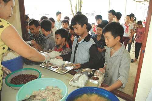 Bữa cơm trưa của các em học sinh dân tộc luôn được đảm bảo đủ chất dinh dưỡng