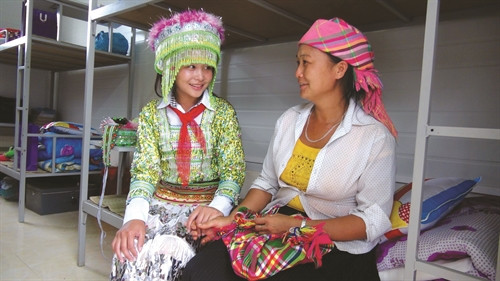 Niềm vui của người mẹ dân tộc Mông đến từ thôn Khuổi Chắp, xã Thuần Mang khi con mình được ở phòng nội trú mới