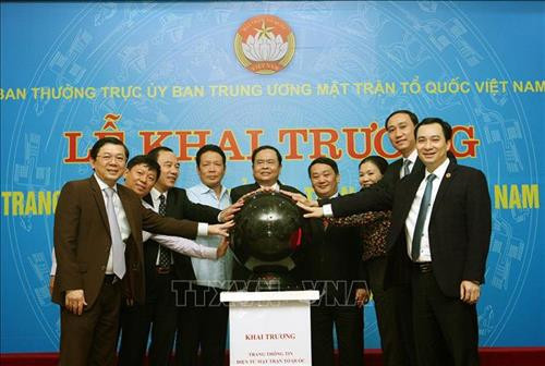 Chủ tịch Uỷ ban Trung ương MTTQ Việt Nam Trần Thanh Mẫn cùng các đại biểu khai trương trang thông tin điện tử Mặt trận Tổ quốc Việt Nam. Ảnh: Nguyễn Dân -TTXVN Chủ tịch Uỷ ban Trung ương MTTQ Việt Nam Trần Thanh Mẫn cùng các đại biểu khai trương trang thông tin điện tử Mặt trận Tổ quốc Việt Nam. Ảnh: Nguyễn Dân -TTXVN