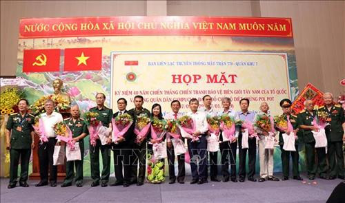 Các đại biểu nhận hoa và sách tặng của Ban liên lạc truyền thống Mặt trận 779. Ảnh: Xuân Khu-TTXVN Các đại biểu nhận hoa và sách tặng của Ban liên lạc truyền thống Mặt trận 779. Ảnh: Xuân Khu-TTXVN