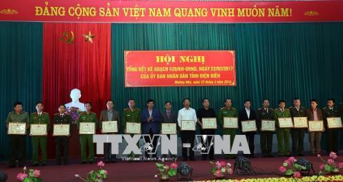 Các cá nhân nhận Bằng khen của UBND tỉnh Điện Biên. Ảnh: Phan Tuấn Anh - TTXVN