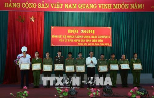 Các cá nhân, tập thể nhận Giấy khen của Giám đốc Công an tỉnh Điện Biên. Ảnh: Phan Tuấn Anh - TTXVN