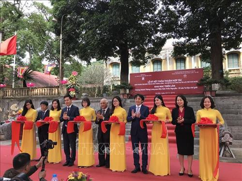 Cắt băng khai mạc triển lãm. Ảnh: Đinh Thuận - TTXVN