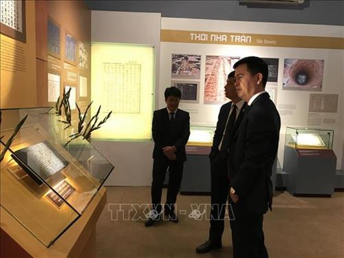 Khách tham quan triển lãm. Ảnh: Đinh Thuận - TTXVN