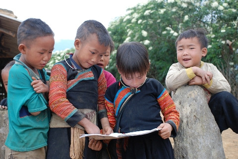 Tranh thủ ôn bài (ảnh chụp ở xã Tả Xùa, Bắc Yên, Sơn La). Tranh thủ ôn bài (ảnh chụp ở xã Tả Xùa, Bắc Yên, Sơn La).