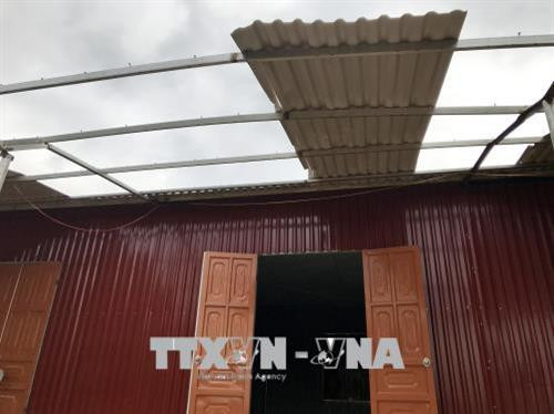 Phần mái che của một ngôi nhà lắp ghép bị gió lốc cuốn bay. Ảnh: Hữu Quyết - TTXVN Phần mái che của một ngôi nhà lắp ghép bị gió lốc cuốn bay. Ảnh: Hữu Quyết - TTXVN