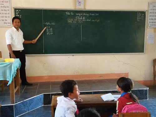 Thầy Ksor Y Giêng – Trường Tiểu học và THCS EaLâm (Sông Hinh, Phú Yên) luôn hết lòng vì học sinh nghèo Êđê. Ảnh: giadinh.net.vn