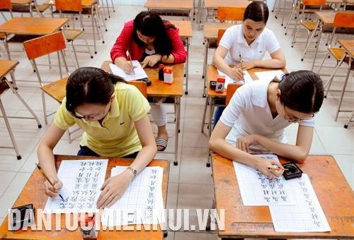 Bà Quách Mộc Liên, Hiệu trưởng Trường bổ túc Hoa ngữ Cần Thơ, người có nhiều đóng góp trong việc giữ gìn ngôn ngữ và trao truyền thư pháp trong cộng đồng người Hoa trên địa bàn thành phố Cần Thơ. Ảnh: Phúc Thanh Bên cạnh yêu cầu về cấu tạo, bút pháp, thể loại... nghệ thuật thư pháp cần ở người học sự kiên trì, khổ luyện, cá tính riêng để thể hiện tính chân thiện mỹ qua từng nét chữ. Ảnh: Phúc Thanh Các cặp liễn, câu đối thư pháp chữ Hoa được bày bán tại cửa hiệu của người Hoa ở huyện Định Quán (Đồng Nai). Ảnh: Phúc Thanh Bà Quách Mộc Liên, Hiệu trưởng Trường bổ túc Hoa ngữ Cần Thơ, người có nhiều đóng góp trong việc giữ gìn ngôn ngữ và trao truyền thư pháp trong cộng đồng người Hoa trên địa bàn thành phố Cần Thơ. Ảnh: Phúc Thanh Bên cạnh yêu cầu về cấu tạo, bút pháp, thể loại... nghệ thuật thư pháp cần ở người học sự kiên trì, khổ luyện, cá tính riêng để thể hiện tính chân thiện mỹ qua từng nét chữ. Ảnh: Phúc Thanh Các cặp liễn, câu đối thư pháp chữ Hoa được bày bán tại cửa hiệu của người Hoa ở huyện Định Quán (Đồng Nai). Ảnh: Phúc Thanh