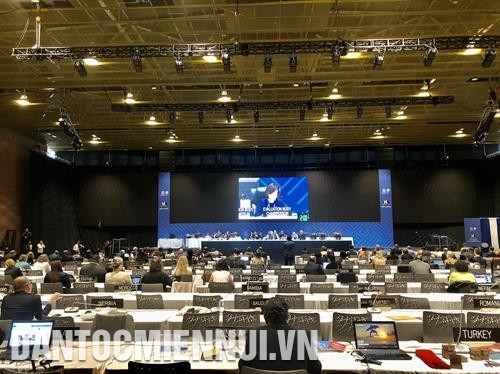 Toàn cảnh phiên họp, nơi "Thực hành Then của người Tày, Nùng, Thái ở Việt Nam" chính thức được ghi danh là Di sản Văn hóa phi vật thể đại diện của nhân loại. Ảnh: TTXVN Toàn cảnh phiên họp, nơi "Thực hành Then của người Tày, Nùng, Thái ở Việt Nam" chính thức được ghi danh là Di sản Văn hóa phi vật thể đại diện của nhân loại. Ảnh: TTXVN