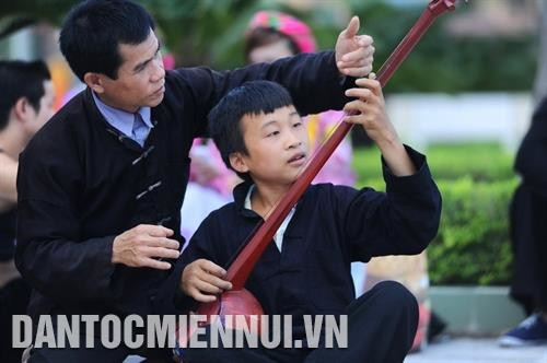 Để bảo tồn và phát triển nghệ thuật hát Then, nghệ nhân Hoàng Đức Thăng (bên trái) ở bản Dâng, xã Cao Bồ, huyện Vị Xuyên (Hà Giang) thường xuyên tổ chức truyền dạy cách sử dụng đàn tính cho thế hệ trẻ. Ảnh: Minh Đức Thông thường, cây đàn tính chỉ có 2 - 3 dây nhưng nghệ nhân Dương Văn Thục ở thị trấn Chợ Rã, huyện Ba Bể (Bắc Kạn) đã sáng tạo ra cây đàn tính 12 dây, có thể chơi được nhiều làn điệu Then. Ảnh: Hoàng Nguyên Để bảo tồn và phát triển nghệ thuật hát Then, nghệ nhân Hoàng Đức Thăng (bên trái) ở bản Dâng, xã Cao Bồ, huyện Vị Xuyên (Hà Giang) thường xuyên tổ chức truyền dạy cách sử dụng đàn tính cho thế hệ trẻ. Ảnh: Minh Đức Thông thường, cây đàn tính chỉ có 2 - 3 dây nhưng nghệ nhân Dương Văn Thục ở thị trấn Chợ Rã, huyện Ba Bể (Bắc Kạn) đã sáng tạo ra cây đàn tính 12 dây, có thể chơi được nhiều làn điệu Then. Ảnh: Hoàng Nguyên