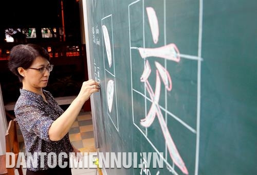 Bà Quách Mộc Liên, Hiệu trưởng Trường bổ túc Hoa ngữ Cần Thơ, người có nhiều đóng góp trong việc giữ gìn ngôn ngữ và trao truyền thư pháp trong cộng đồng người Hoa trên địa bàn thành phố Cần Thơ. Ảnh: Phúc Thanh Bên cạnh yêu cầu về cấu tạo, bút pháp, thể loại... nghệ thuật thư pháp cần ở người học sự kiên trì, khổ luyện, cá tính riêng để thể hiện tính chân thiện mỹ qua từng nét chữ. Ảnh: Phúc Thanh Các cặp liễn, câu đối thư pháp chữ Hoa được bày bán tại cửa hiệu của người Hoa ở huyện Định Quán (Đồng Nai). Ảnh: Phúc Thanh Bà Quách Mộc Liên, Hiệu trưởng Trường bổ túc Hoa ngữ Cần Thơ, người có nhiều đóng góp trong việc giữ gìn ngôn ngữ và trao truyền thư pháp trong cộng đồng người Hoa trên địa bàn thành phố Cần Thơ. Ảnh: Phúc Thanh Bên cạnh yêu cầu về cấu tạo, bút pháp, thể loại... nghệ thuật thư pháp cần ở người học sự kiên trì, khổ luyện, cá tính riêng để thể hiện tính chân thiện mỹ qua từng nét chữ. Ảnh: Phúc Thanh Các cặp liễn, câu đối thư pháp chữ Hoa được bày bán tại cửa hiệu của người Hoa ở huyện Định Quán (Đồng Nai). Ảnh: Phúc Thanh