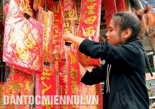 Bà Quách Mộc Liên, Hiệu trưởng Trường bổ túc Hoa ngữ Cần Thơ, người có nhiều đóng góp trong việc giữ gìn ngôn ngữ và trao truyền thư pháp trong cộng đồng người Hoa trên địa bàn thành phố Cần Thơ. Ảnh: Phúc Thanh Bên cạnh yêu cầu về cấu tạo, bút pháp, thể loại... nghệ thuật thư pháp cần ở người học sự kiên trì, khổ luyện, cá tính riêng để thể hiện tính chân thiện mỹ qua từng nét chữ. Ảnh: Phúc Thanh Các cặp liễn, câu đối thư pháp chữ Hoa được bày bán tại cửa hiệu của người Hoa ở huyện Định Quán (Đồng Nai). Ảnh: Phúc Thanh Bà Quách Mộc Liên, Hiệu trưởng Trường bổ túc Hoa ngữ Cần Thơ, người có nhiều đóng góp trong việc giữ gìn ngôn ngữ và trao truyền thư pháp trong cộng đồng người Hoa trên địa bàn thành phố Cần Thơ. Ảnh: Phúc Thanh Bên cạnh yêu cầu về cấu tạo, bút pháp, thể loại... nghệ thuật thư pháp cần ở người học sự kiên trì, khổ luyện, cá tính riêng để thể hiện tính chân thiện mỹ qua từng nét chữ. Ảnh: Phúc Thanh Các cặp liễn, câu đối thư pháp chữ Hoa được bày bán tại cửa hiệu của người Hoa ở huyện Định Quán (Đồng Nai). Ảnh: Phúc Thanh