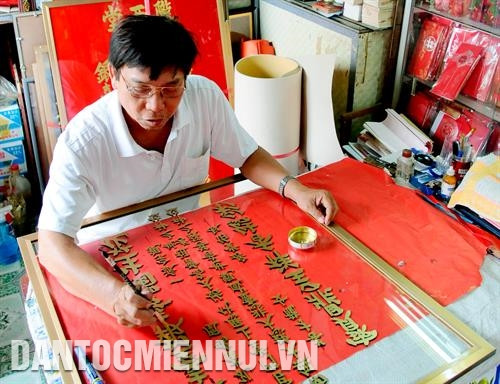 Nghệ thuật viết thư pháp trên giấy và khung kính được gìn giữ tại gia đình ông Lưu Vy Chí ở ấp 2, xã Phú Lợi, huyện Định Quán (Đồng Nai). Ảnh: Phúc Thanh Nghệ thuật viết thư pháp trên giấy và khung kính được gìn giữ tại gia đình ông Lưu Vy Chí ở ấp 2, xã Phú Lợi, huyện Định Quán (Đồng Nai). Ảnh: Phúc Thanh