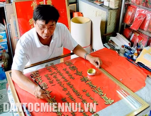 Nghệ thuật viết thư pháp trên giấy và khung kính được gìn giữ tại gia đình ông Lưu Vy Chí ở ấp 2, xã Phú Lợi, huyện Định Quán (Đồng Nai). Ảnh: Phúc Thanh